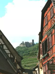 Stadt-Panorama mit Burg im Elsass